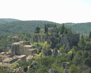 Vue panoramique du village de Moureze .